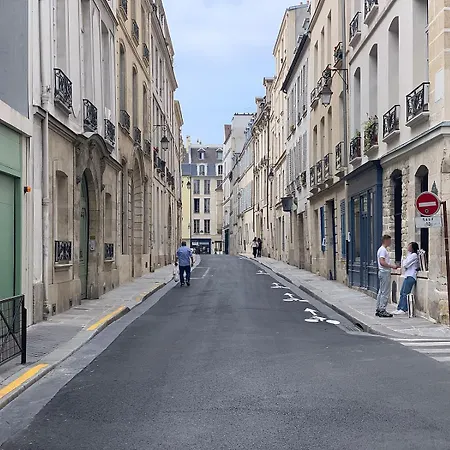 Apartment Du Lion/ac Historic Flat, Marais, 4-5 Guests *