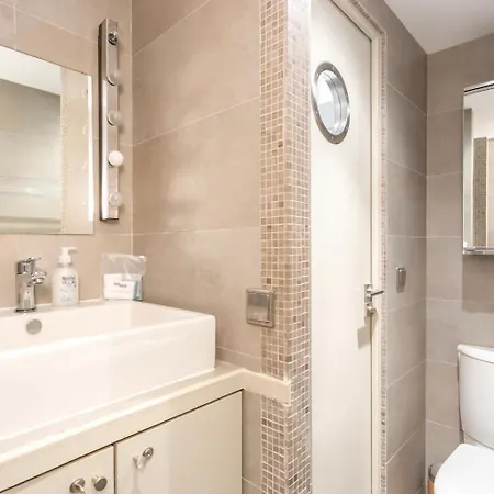 Du Lion/ac Historic Flat, Marais, 4-5 Guests Apartment Paris