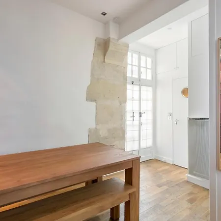 Du Lion/ac Historic Flat, Marais, 4-5 Guests Apartment